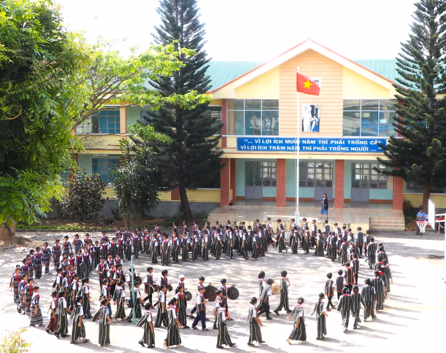 Trường THCS Dân tộc Nội trú huyện Đak Pơ đã duy trì, phát triển đội cồng chiêng. Ảnh: Ngọc Minh