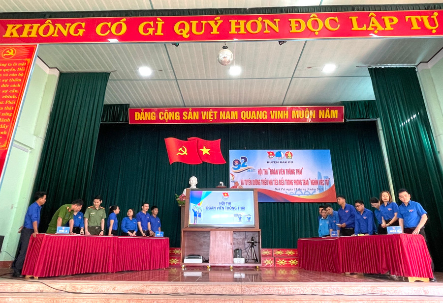 Hội thi “Đoàn viên thông thái” thu hút 32 thí sinh thuộc 8 đội thi, đại diện cho 16 tổ chức cơ sở đoàn trên địa bàn huyện Đak Pơ. Ảnh: Ngọc Minh Hội thi “Đoàn viên thông thái” thu hút 32 thí sinh thuộc 8 đội thi, đại diện cho 16 tổ chức cơ sở đoàn trên địa bàn huyện Đak Pơ. Ảnh: Ngọc Minh