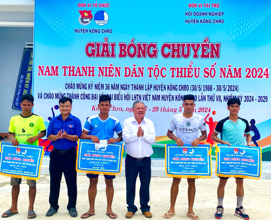 Đại diện Ban tổ chức Giải bóng chuyền nam thanh niên dân tộc thiểu số huyện Kông Chro trao giải nhất, nhì, ba, khuyến khích cho các đội. Ảnh: Thúy Ngọ Đại diện Ban tổ chức Giải bóng chuyền nam thanh niên dân tộc thiểu số huyện Kông Chro trao giải nhất, nhì, ba, khuyến khích cho các đội. Ảnh: Thúy Ngọ