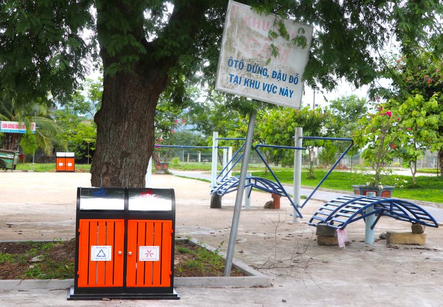 Phường An Bình (thị xã An Khê) đã đặt thùng rác tại công viên để người dân đến vui chơi, đi bộ tập thể dục vứt rác đúng nơi quy định. Ảnh: Ngọc Minh Phường An Bình (thị xã An Khê) đã đặt thùng rác tại công viên để người dân đến vui chơi, đi bộ tập thể dục vứt rác đúng nơi quy định. Ảnh: Ngọc Minh