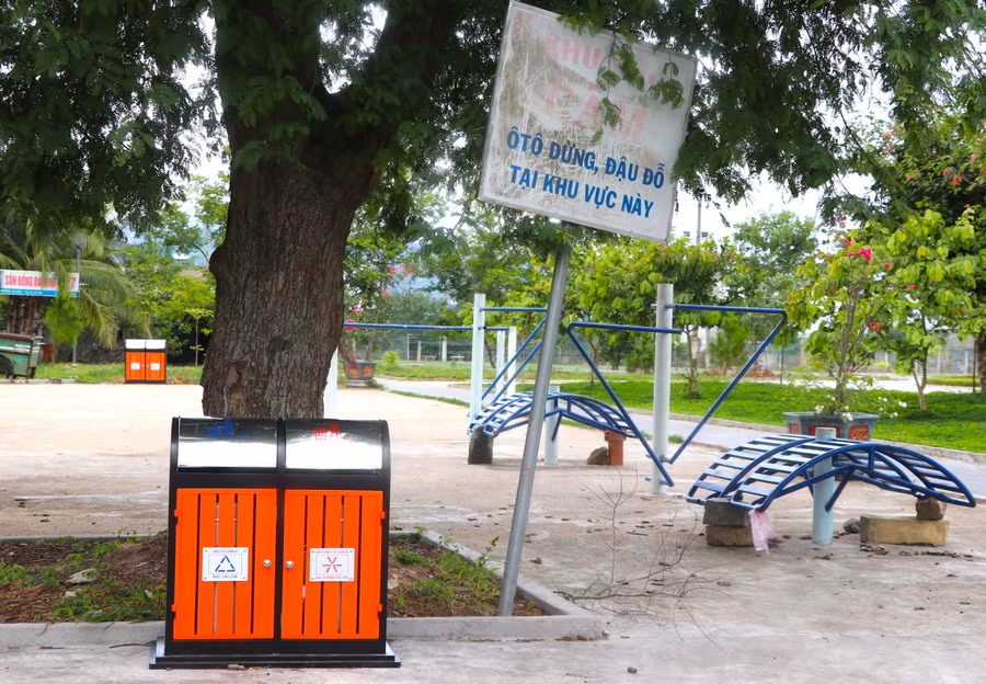 Phường An Bình (thị xã An Khê) đã đặt thùng rác tại công viên để người dân đến vui chơi, đi bộ tập thể dục vứt rác đúng nơi quy định. Ảnh: Ngọc Minh