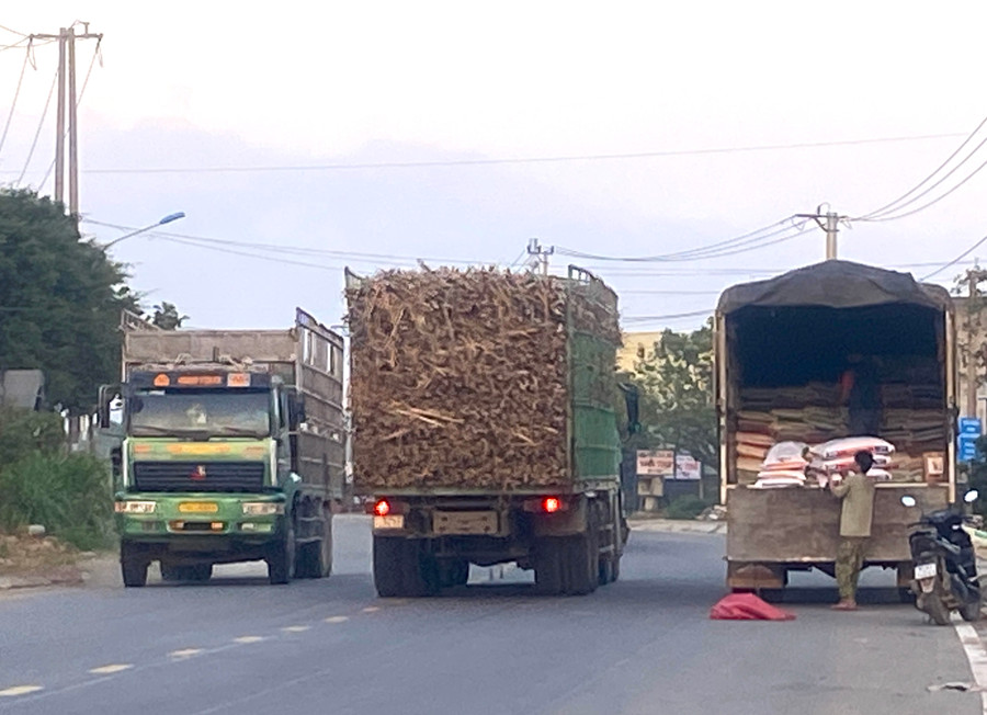 Dù một số đoạn quốc lộ 19 qua huyện Đak Pơ được nâng cấp mở rộng, nhưng tình trạng xe tải dừng đậu ở lòng đường bốc dỡ hàng vẫn xảy ra. Ảnh: Ngọc Minh