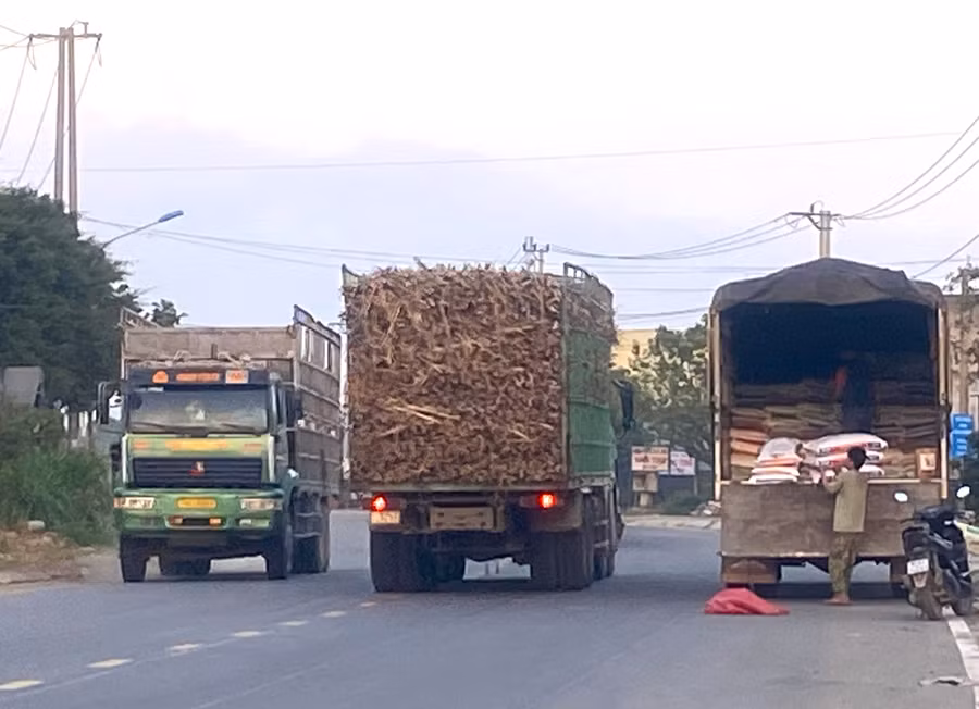 Dù một số đoạn quốc lộ 19 qua huyện Đak Pơ được nâng cấp mở rộng, nhưng tình trạng xe tải dừng đậu ở lòng đường bốc dỡ hàng vẫn xảy ra. Ảnh: Ngọc Minh