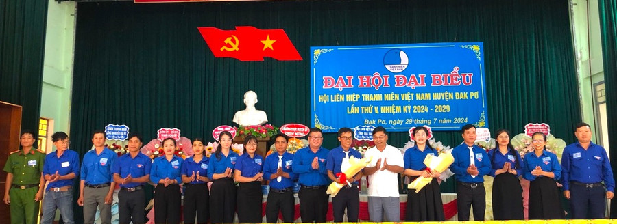 Đại diện lãnh đạo huyện Đak Pơ, Thường trực Tỉnh Hội tặng hoa chúc mừng các anh, chị vào Ủy ban Hội LHTN Việt Nam huyện Đak Pơ khóa V (nhiệm kỳ 2024-2029). Ảnh: Ngọc Minh Đại diện lãnh đạo huyện Đak Pơ, Thường trực Tỉnh Hội tặng hoa chúc mừng các anh, chị vào Ủy ban Hội LHTN Việt Nam huyện Đak Pơ khóa V (nhiệm kỳ 2024-2029). Ảnh: Ngọc Minh