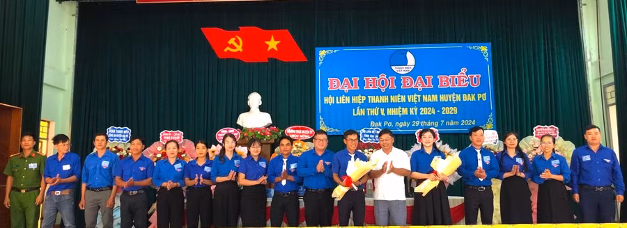 Đại diện lãnh đạo huyện Đak Pơ, Thường trực Tỉnh Hội tặng hoa chúc mừng các anh, chị vào Ủy ban Hội LHTN Việt Nam huyện Đak Pơ khóa V (nhiệm kỳ 2024-2029). Ảnh: Ngọc Minh