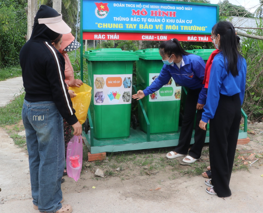 Đoàn viên, thanh niên (Đoàn phường Ngô Mây, thị xã An Khê) hướng dẫn người dân phân loại, bỏ rác vào thùng rác theo quy định. Ảnh: Ngọc Minh Đoàn viên, thanh niên (Đoàn phường Ngô Mây, thị xã An Khê) hướng dẫn người dân phân loại, bỏ rác vào thùng rác theo quy định. Ảnh: Ngọc Minh