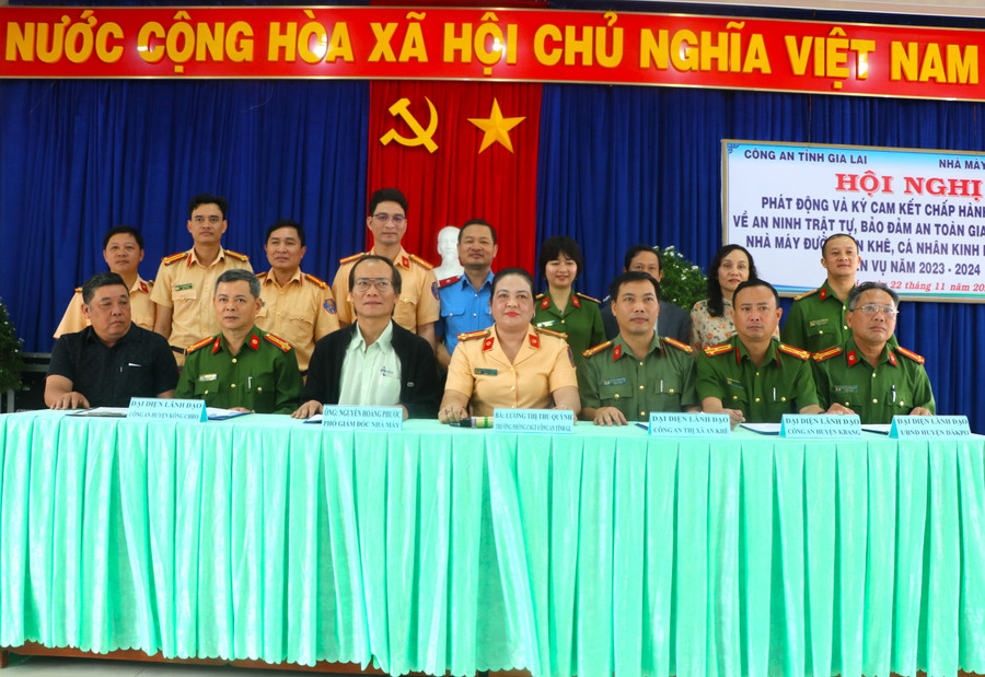 Đại diện lãnh đạo Phòng Cảnh sát Giao thông Công an tỉnh Gia Lai, Công an huyện, thị xã, Nhà máy Đường An Khê cùng đại diện doanh nghiệp kinh doanh vận tải ký quy chế phối hợp đảm bảo an ninh trật tự, an toàn giao thông, niên vụ 2023-2024. Ảnh: Ngọc Minh Đại diện lãnh đạo Phòng Cảnh sát Giao thông Công an tỉnh Gia Lai, Công an huyện, thị xã, Nhà máy Đường An Khê cùng đại diện doanh nghiệp kinh doanh vận tải ký quy chế phối hợp đảm bảo an ninh trật tự, an toàn giao thông, niên vụ 2023-2024. Ảnh: Ngọc Minh