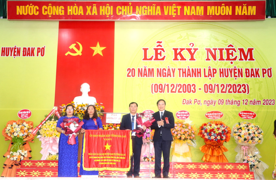 Đồng chí Trương Hải Long-Phó Bí thư Tỉnh ủy, Chủ tịch UBND tỉnh Gia Lai (bìa phải) tặng Cờ “Vì sự nghiệp xây dựng và bảo vệ tỉnh Gia Lai’’ cho Đảng bộ, chính quyền và Nhân dân huyện Đak Pơ. Ảnh: Ngọc Minh Đồng chí Trương Hải Long-Phó Bí thư Tỉnh ủy, Chủ tịch UBND tỉnh Gia Lai (bìa phải) tặng Cờ “Vì sự nghiệp xây dựng và bảo vệ tỉnh Gia Lai’’ cho Đảng bộ, chính quyền và Nhân dân huyện Đak Pơ. Ảnh: Ngọc Minh