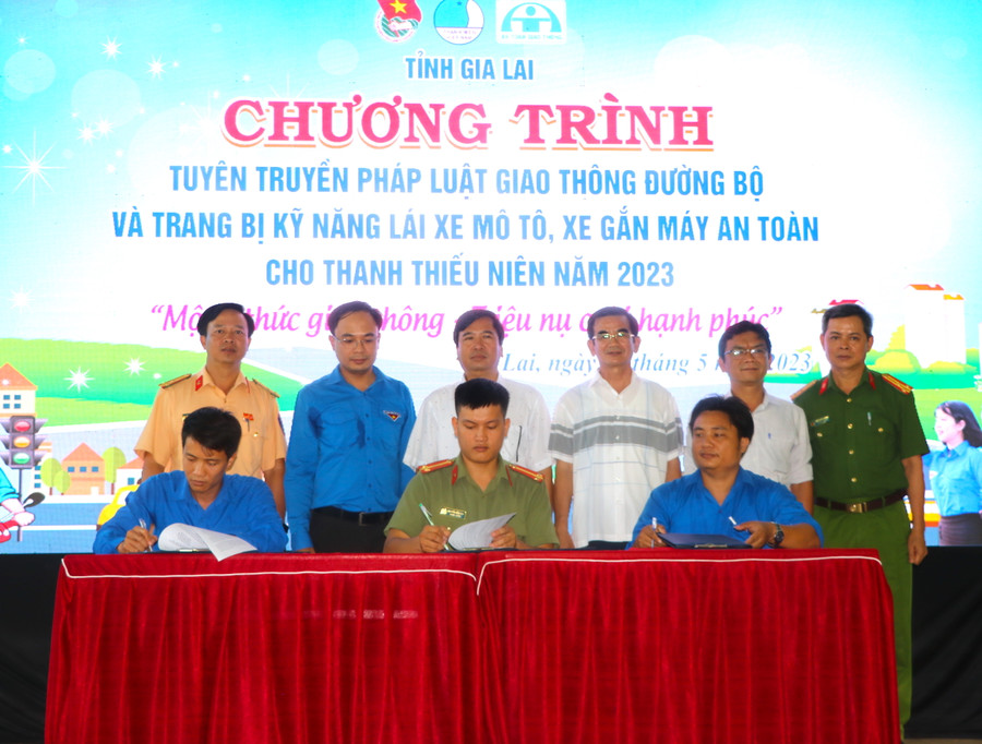 Đoàn thanh niên Trường THPT Hà Huy Tập, các xã và Đoàn Thanh niên Công an huyện Kông Chro ký cam kết tuyên truyền và thực hiện ATGT trên địa bàn. Ảnh: Ngọc Minh