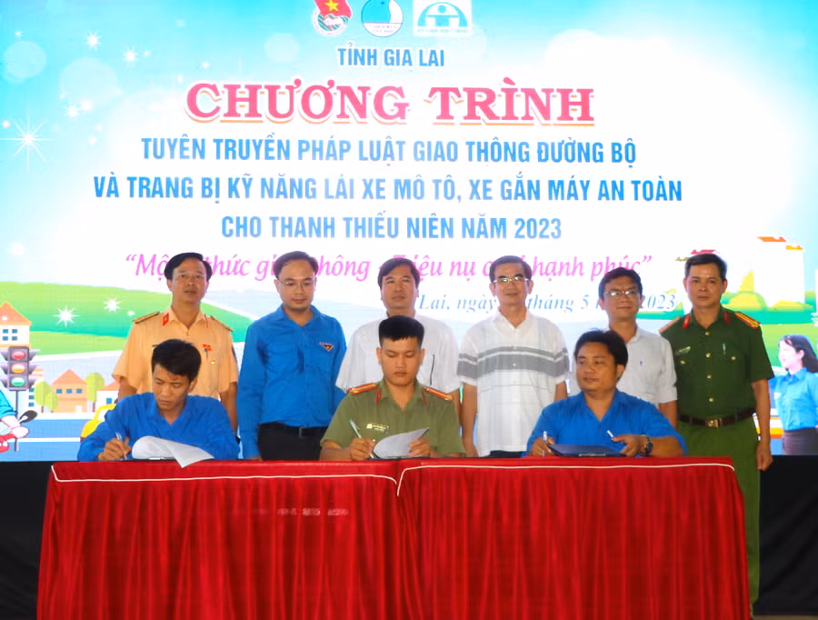 Đoàn thanh niên Trường THPT Hà Huy Tập, các xã và Đoàn Thanh niên Công an huyện Kông Chro ký cam kết tuyên truyền và thực hiện ATGT trên địa bàn. Ảnh: Ngọc Minh