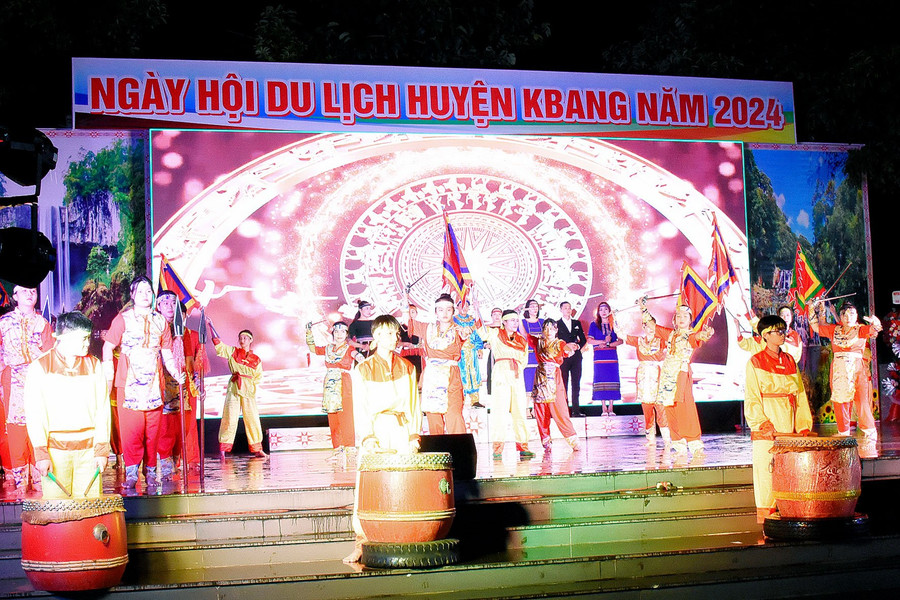 Tiết mục trống hội Tây Sơn hào kiệt, góp phần cho chương trình văn nghệ thêm đậm đà bản sắc truyền thống văn hóa. Ảnh: Đức Thụy Tiết mục trống hội Tây Sơn hào kiệt, góp phần cho chương trình văn nghệ thêm đậm đà bản sắc truyền thống văn hóa. Ảnh: Đức Thụy