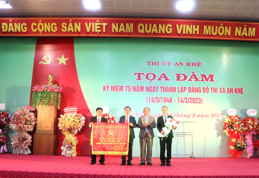 Thay mặt lãnh đạo tỉnh, đồng chí Rah Lan Chung (thứ 2 bên phải)-Phó Bí thư Tỉnh ủy, Trưởng Ban Nội chính Tỉnh ủy tặng Bức trướng của Tỉnh ủy cho Ban Chấp hành Đảng bộ thị xã An Khê. Ảnh: Ngọc Minh Thay mặt lãnh đạo tỉnh, đồng chí Rah Lan Chung (thứ 2 bên phải)-Phó Bí thư Tỉnh ủy, Trưởng Ban Nội chính Tỉnh ủy tặng Bức trướng của Tỉnh ủy cho Ban Chấp hành Đảng bộ thị xã An Khê. Ảnh: Ngọc Minh