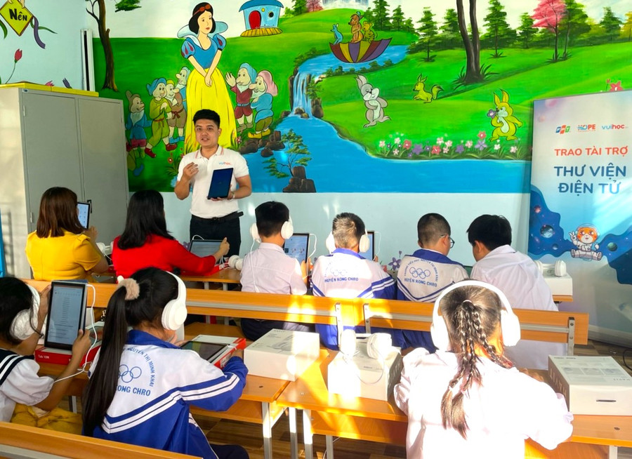 Đại diện Công ty Vuihoc đã hướng dẫn các thầy cô giáo và các em học sinh Trường Tiểu học Nguyễn Thị Minh Khai (huyện Kông Chro) sử dụng phần mềm Vuihoc tại thư viện trường. Ảnh: Phương Liên Đại diện Công ty Vuihoc đã hướng dẫn các thầy cô giáo và các em học sinh Trường Tiểu học Nguyễn Thị Minh Khai (huyện Kông Chro) sử dụng phần mềm Vuihoc tại thư viện trường. Ảnh: Phương Liên