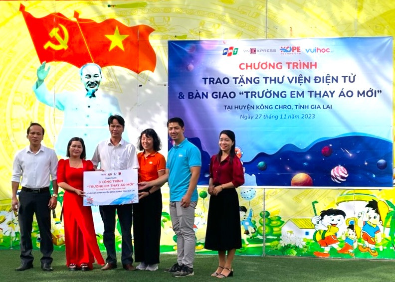 Đại diện Quỹ Hy vọng, Báo VnExpress, Tập đoàn FPT, Công ty Vuihoc bàn giao “Trường em thay áo mới” cho trường học trên địa bàn huyện Kông Chro. Ảnh: Phương Liên Đại diện Quỹ Hy vọng, Báo VnExpress, Tập đoàn FPT, Công ty Vuihoc bàn giao “Trường em thay áo mới” cho trường học trên địa bàn huyện Kông Chro. Ảnh: Phương Liên