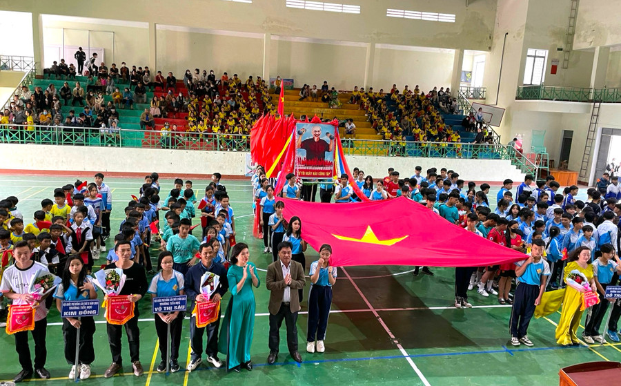 Ban tổ chức Hội khỏe Phù Đổng thị xã An Khê lần thứ XI năm 2023 tặng cờ và hoa cho các đội tham gia. Ảnh: Ngọc Minh Ban tổ chức Hội khỏe Phù Đổng thị xã An Khê lần thứ XI năm 2023 tặng cờ và hoa cho các đội tham gia. Ảnh: Ngọc Minh