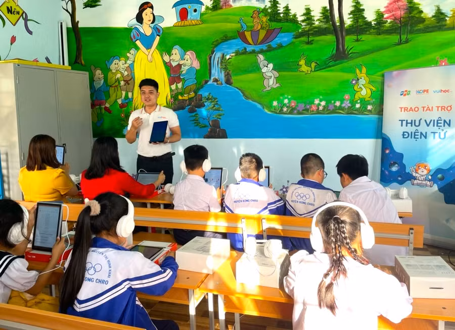 Đại diện Công ty Vuihoc đã hướng dẫn các thầy cô giáo và các em học sinh Trường Tiểu học Nguyễn Thị Minh Khai (huyện Kông Chro) sử dụng phần mềm Vuihoc tại thư viện trường. Ảnh: Phương Liên