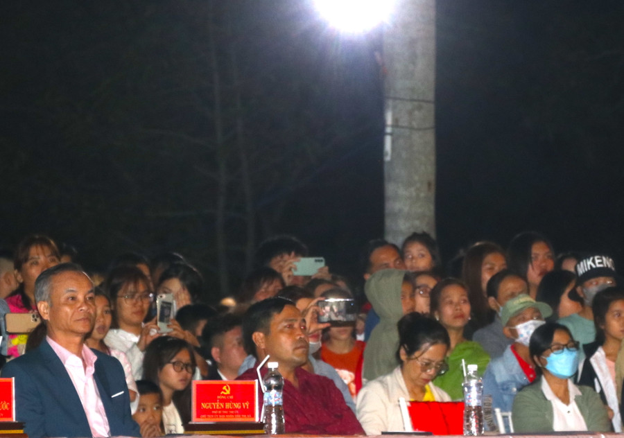 Các đồng chí lãnh đạo thị xã An Khê cùng đông đảo người dân trên địa bàn dự, thưởng thức các tiết mục văn nghệ. Ảnh: Ngọc Minh Các đồng chí lãnh đạo thị xã An Khê cùng đông đảo người dân trên địa bàn dự, thưởng thức các tiết mục văn nghệ. Ảnh: Ngọc Minh