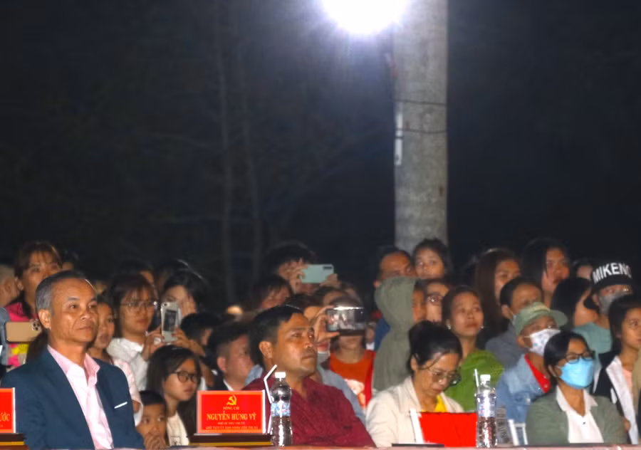 Các đồng chí lãnh đạo thị xã An Khê cùng đông đảo người dân trên địa bàn dự, thưởng thức các tiết mục văn nghệ. Ảnh: Ngọc Minh