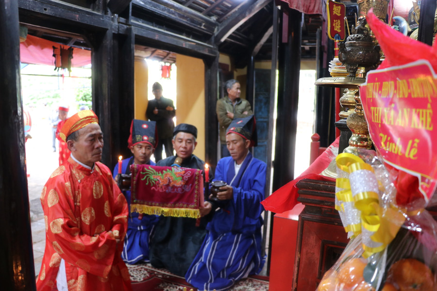 Các thành viên Ban Nghi lễ đình An Khê cúng Quý Xuân theo nghi thức truyền thống. Ảnh: Ngọc Minh Các thành viên Ban Nghi lễ đình An Khê cúng Quý Xuân theo nghi thức truyền thống. Ảnh: Ngọc Minh