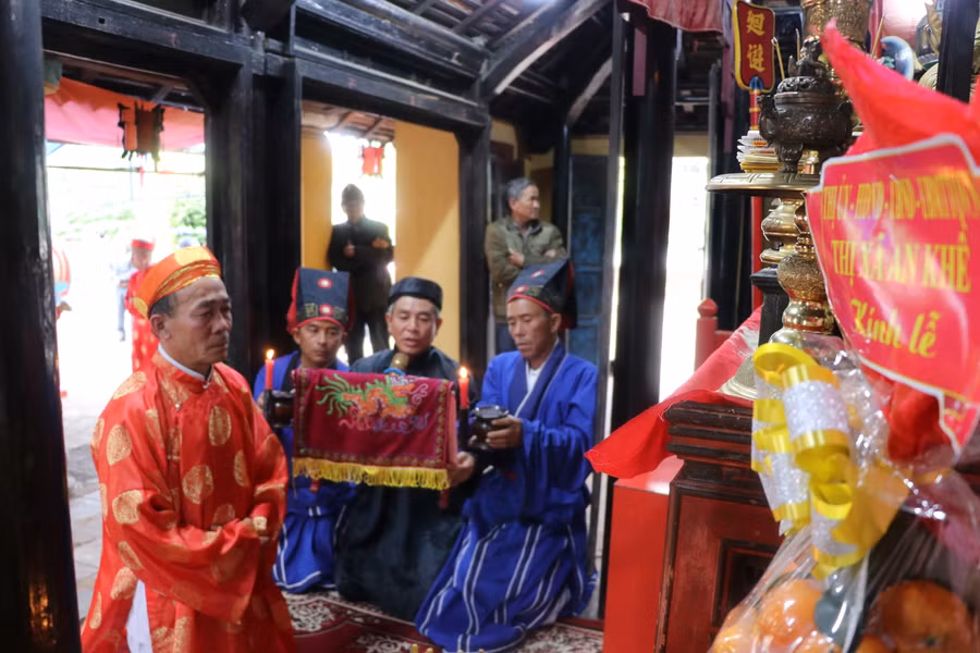 Các thành viên Ban Nghi lễ đình An Khê cúng Quý Xuân theo nghi thức truyền thống. Ảnh: Ngọc Minh