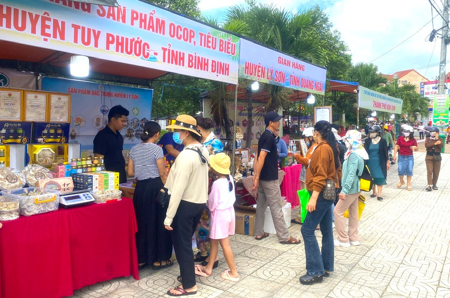 Hội chợ nông sản, thực phẩm vùng đồng bào dân tộc thiểu số và miền núi huyện Kbang với sự tham gia của 232 gian hàng. Ảnh: Ngọc Minh Hội chợ nông sản, thực phẩm vùng đồng bào dân tộc thiểu số và miền núi huyện Kbang với sự tham gia của 232 gian hàng. Ảnh: Ngọc Minh