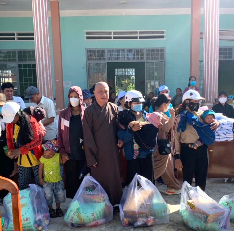 Đoàn từ thiện đã tặng 500 suất quà cho người nghèo, hộ dân tộc thiểu số trên địa bàn xã Chư Krêy, huyện Kông Chro. Ảnh: Ngọc Minh Đoàn từ thiện đã tặng 500 suất quà cho người nghèo, hộ dân tộc thiểu số trên địa bàn xã Chư Krêy, huyện Kông Chro. Ảnh: Ngọc Minh