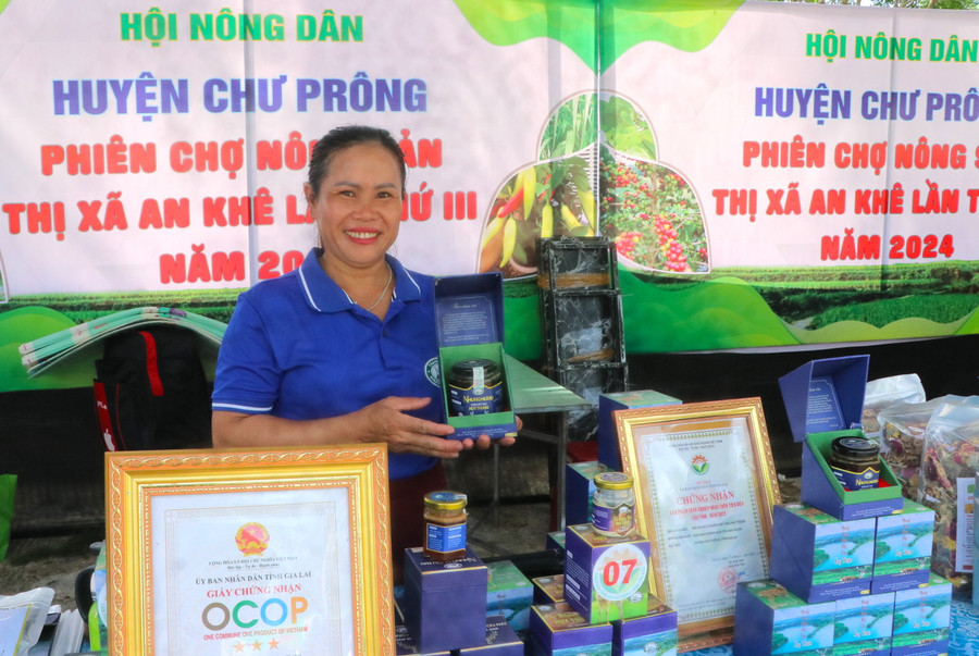 Các gian hàng bày bán nhiều sản phẩm OCOP, xuất xứ rõ ràng, giá cả phải chăng. Ảnh: Ngọc Minh