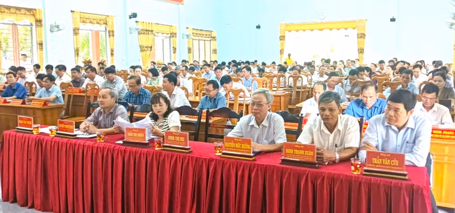 Các đại biểu tham dự hội nghị học tập, quán triệt và triển khai các văn bản mới của Đảng các cấp. Ảnh: Ngô Chiến