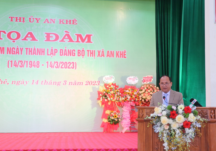 Đồng chí Rah Lan Chung-Phó Bí thư Tỉnh ủy, Trưởng Ban Nội chính Tỉnh ủy phát biểu chúc mừng Đảng bộ thị xã An Khê. Ảnh: Ngọc Minh Đồng chí Rah Lan Chung-Phó Bí thư Tỉnh ủy, Trưởng Ban Nội chính Tỉnh ủy phát biểu chúc mừng Đảng bộ thị xã An Khê. Ảnh: Ngọc Minh