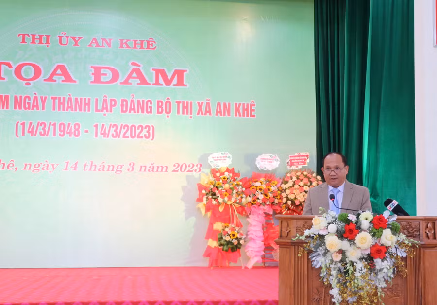 Đồng chí Rah Lan Chung-Phó Bí thư Tỉnh ủy, Trưởng Ban Nội chính Tỉnh ủy phát biểu chúc mừng Đảng bộ thị xã An Khê. Ảnh: Ngọc Minh