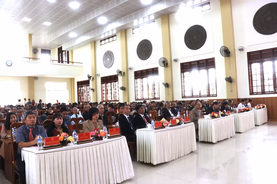 Các đại biểu tham dự tọa đàm kỷ niệm 75 năm Ngày thành lập Đảng bộ thị xã An Khê (14/3/1948-14/3/2023). Ảnh: Ngọc Minh