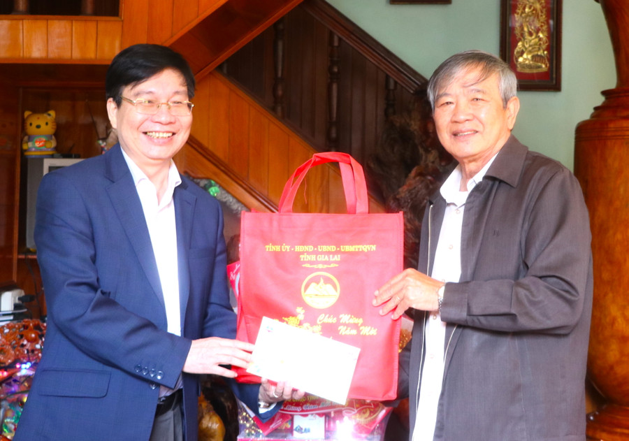 Đồng chí Huỳnh Quang Thái (bìa trái)-Ủy viên Ban Thường vụ Tỉnh ủy, Trưởng ban Tổ chức Tỉnh ủy thăm, chúc Tết đồng chí Nguyễn Mộng Hoàng-nguyên Ủy viên Ban Thường vụ Tỉnh ủy, nguyên Trưởng Ban Tổ chức Tỉnh ủy. Ảnh: Ngọc Minh Đồng chí Huỳnh Quang Thái (bìa trái)-Ủy viên Ban Thường vụ Tỉnh ủy, Trưởng ban Tổ chức Tỉnh ủy thăm, chúc Tết đồng chí Nguyễn Mộng Hoàng-nguyên Ủy viên Ban Thường vụ Tỉnh ủy, nguyên Trưởng Ban Tổ chức Tỉnh ủy. Ảnh: Ngọc Minh