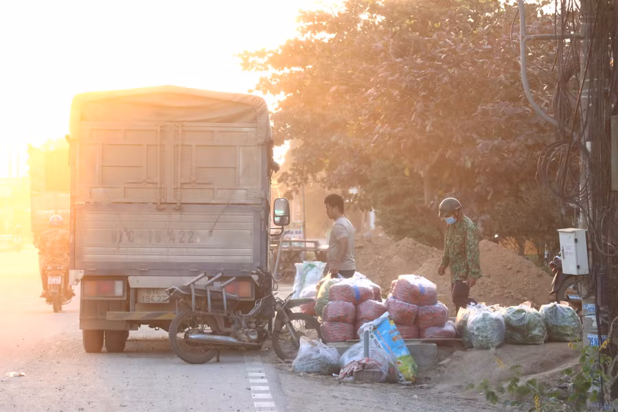Xe vận chuyển nông sản dừng đỗ dưới lòng đường tiềm ẩn nguy cơ mất ATGT. Ảnh: Ngọc Minh