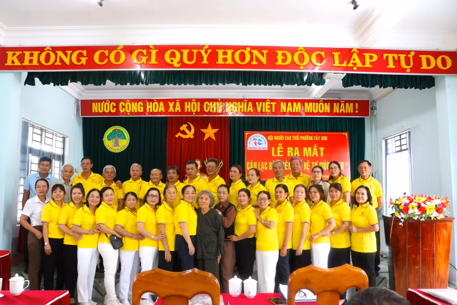 Thành viên Câu lạc bộ “Liên thế hệ tự giúp nhau” (phường Tây Sơn, thị xã An Khê) chụp ảnh lưu niệm với đại biểu dự lễ ra mắt. Ảnh: Ngọc Minh