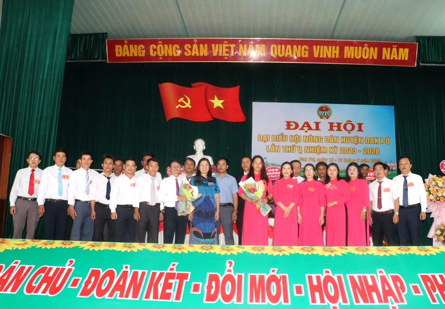 Ban Chấp hành Hội Nông dân huyện Đak Pơ lần thứ V, nhiệm kỳ 2023-2028 ra mắt và chụp hình lưu niệm với đại biểu dự đại hội. Ảnh: Ngọc Minh Ban Chấp hành Hội Nông dân huyện Đak Pơ lần thứ V, nhiệm kỳ 2023-2028 ra mắt và chụp hình lưu niệm với đại biểu dự đại hội. Ảnh: Ngọc Minh