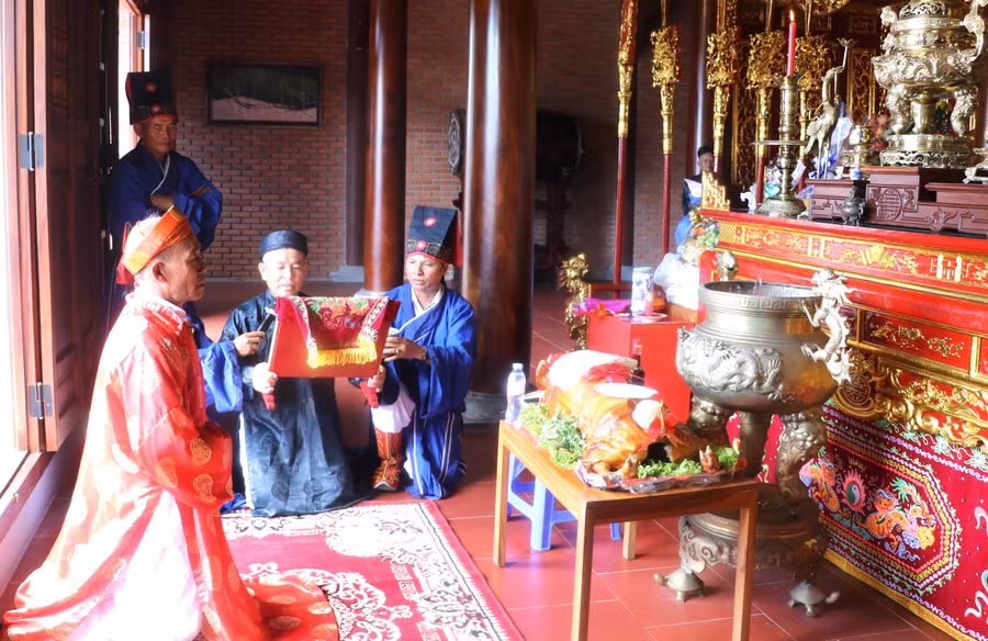 Các thành viên trong Ban nghi lễ đình An Khê thực hiện cúng vua theo nghi thức truyền thống. Ảnh: Ngọc Minh