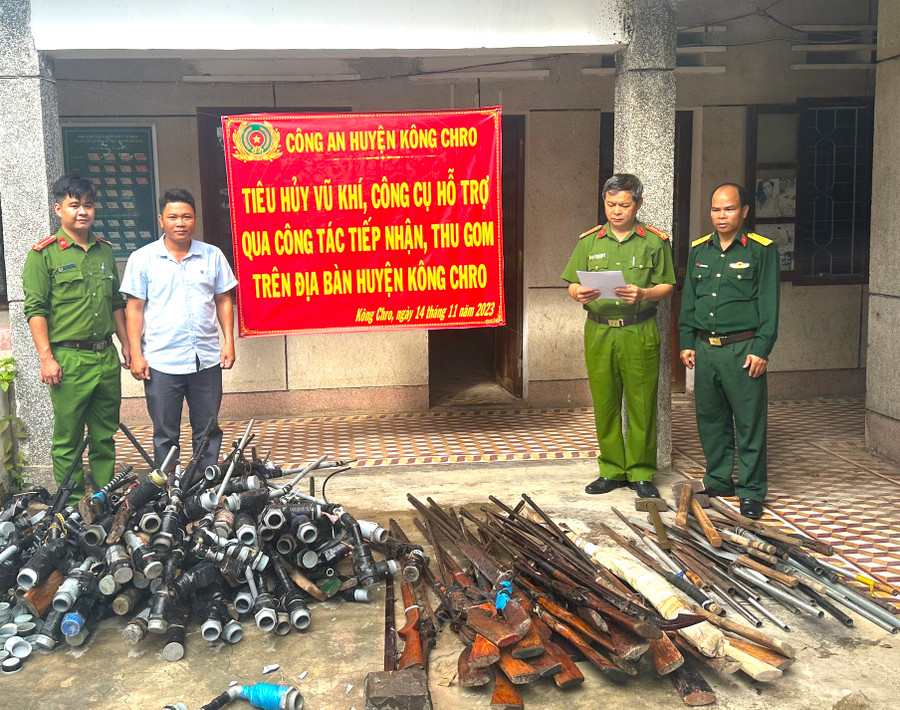Hội đồng tiêu hủy vũ khí, vật liệu nổ, công cụ hỗ trợ huyện Kông Chro thông qua quyết định tiêu hủy. Ảnh: Thành Thế