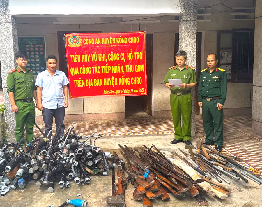 Hội đồng tiêu hủy vũ khí, vật liệu nổ, công cụ hỗ trợ huyện Kông Chro thông qua quyết định tiêu hủy. Ảnh: Thành Thế