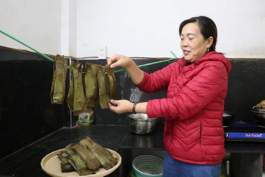 Bà Triệu Thị Luyến-Phó Chủ tịch Hội Liên hiệp phụ nữ xã Ya Hội, huyện Đak Pơ treo từng cặp bánh treo chân lên dây. Ảnh: Ngọc Minh Bà Triệu Thị Luyến-Phó Chủ tịch Hội Liên hiệp phụ nữ xã Ya Hội, huyện Đak Pơ treo từng cặp bánh treo chân lên dây. Ảnh: Ngọc Minh