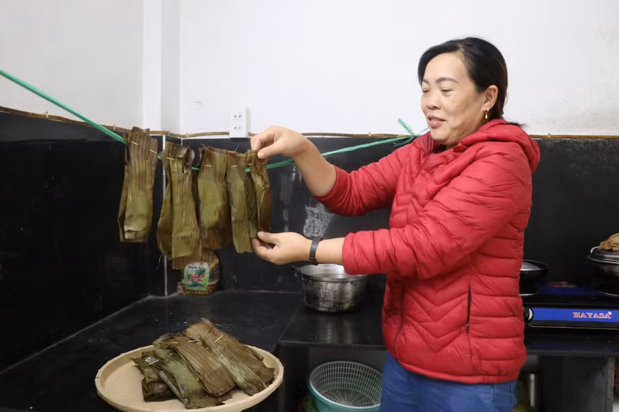 Bà Triệu Thị Luyến-Phó Chủ tịch Hội Liên hiệp phụ nữ xã Ya Hội, huyện Đak Pơ treo từng cặp bánh treo chân lên dây. Ảnh: Ngọc Minh