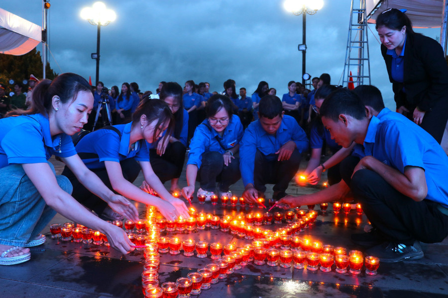 Đoàn viên, thanh niên huyện Đak Pơ thắp nến tri ân các Anh hùng liệt sĩ. Ảnh: Ngọc Minh