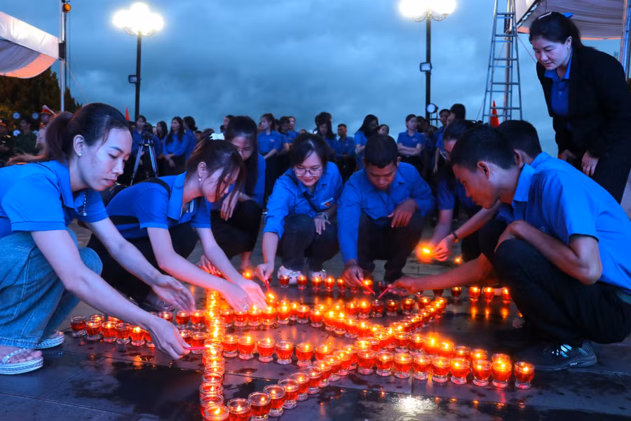 Đoàn viên, thanh niên huyện Đak Pơ thắp nến tri ân các Anh hùng liệt sĩ. Ảnh: Ngọc Minh