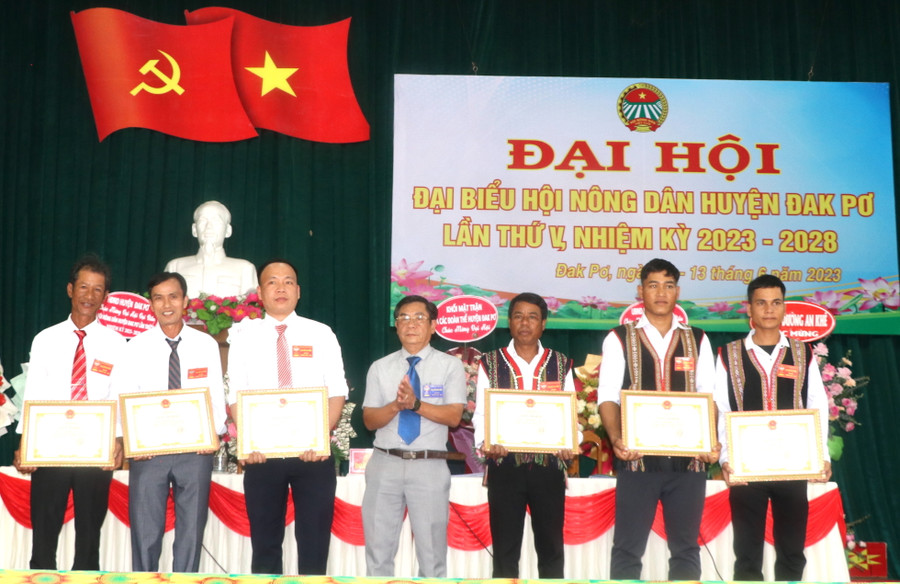 Thay mặt Chủ tịch UBND huyện Đak Pơ, Phó Chủ tịch UBND huyện Huỳnh Văn Hơn tặng giấy khen các tập thể đã có thành tích xuất sắc trong công tác Hội và phong trào nông dân, nhiệm kỳ 2018-2023. Ảnh: Ngọc Minh Thay mặt Chủ tịch UBND huyện Đak Pơ, Phó Chủ tịch UBND huyện Huỳnh Văn Hơn tặng giấy khen các tập thể đã có thành tích xuất sắc trong công tác Hội và phong trào nông dân, nhiệm kỳ 2018-2023. Ảnh: Ngọc Minh