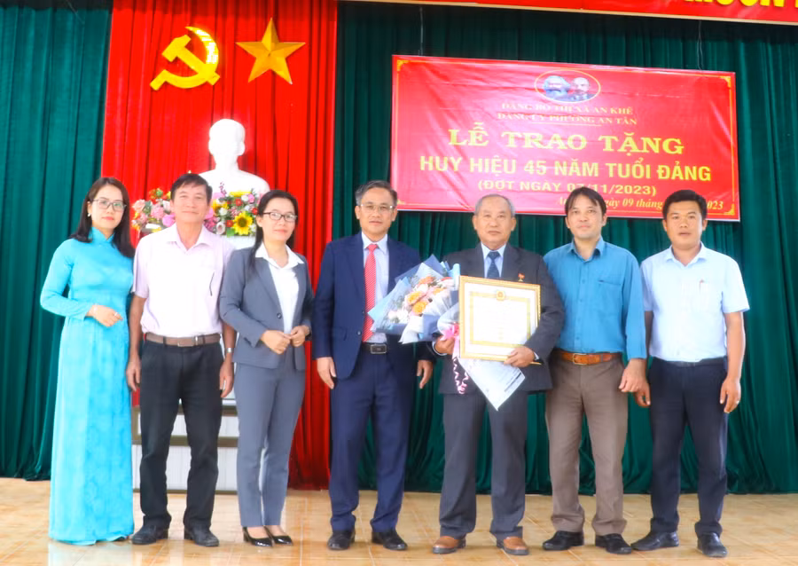 Đồng chí Nguyễn Ngọc Tuấn (thứ 3 bên phải) chụp hình cùng các đồng chí lãnh đạo Thị ủy An Khê, Đảng ủy phường An Tân. Ảnh: Ngọc Minh