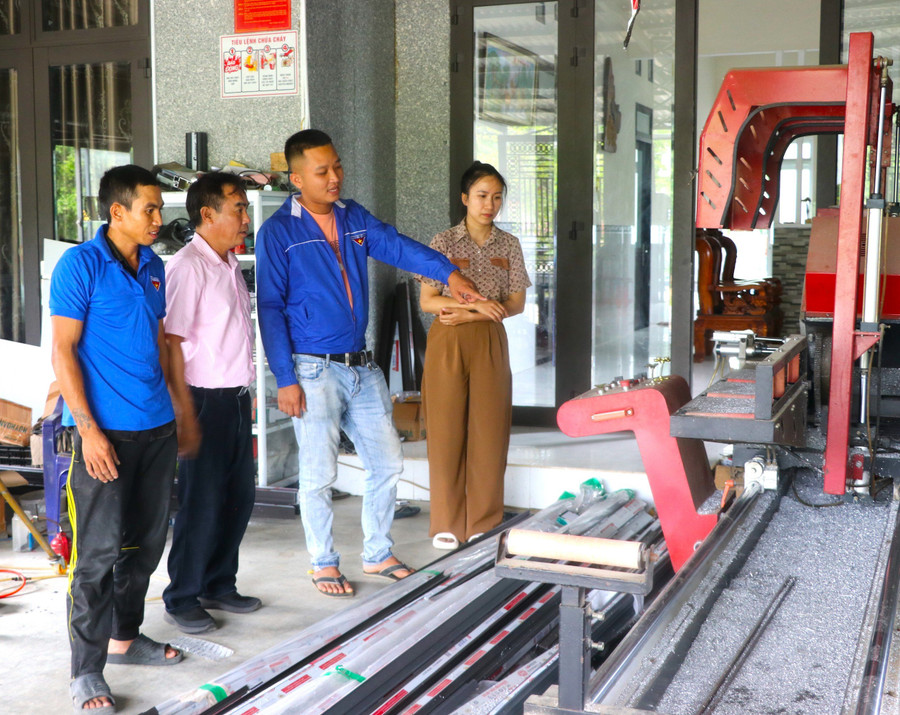 Cán bộ Phòng Giao dịch Ngân hàng Chính sách xã hội thị xã An Khê cùng cán bộ Đoàn phường Ngô Mây kiểm tra việc sử dụng nguồn vốn vay đúng mục đích của thanh niên trên địa bàn. Ảnh: Ngọc Minh Cán bộ Phòng Giao dịch Ngân hàng Chính sách xã hội thị xã An Khê cùng cán bộ Đoàn phường Ngô Mây kiểm tra việc sử dụng nguồn vốn vay đúng mục đích của thanh niên trên địa bàn. Ảnh: Ngọc Minh