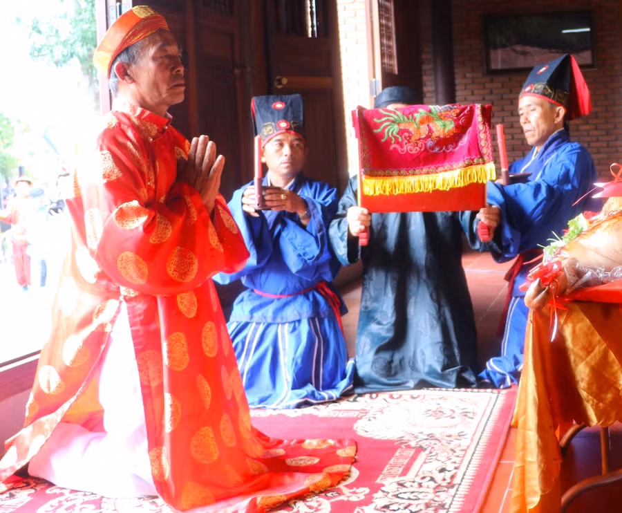 Các cụ trong Ban nghi lễ đình An Khê thực hiện nghi thức cúng Vua Quang Trung theo nghi thức truyền thống. Ảnh: Ngọc Minh Các cụ trong Ban nghi lễ đình An Khê thực hiện nghi thức cúng Vua Quang Trung theo nghi thức truyền thống. Ảnh: Ngọc Minh