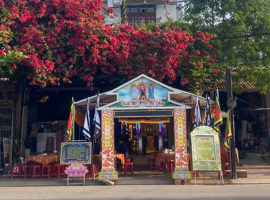 Gia đình anh Phan Ngọc Tuyền lo hậu sự cho con Phan Nguyễn Ngọc Hân. Ảnh: An Phát