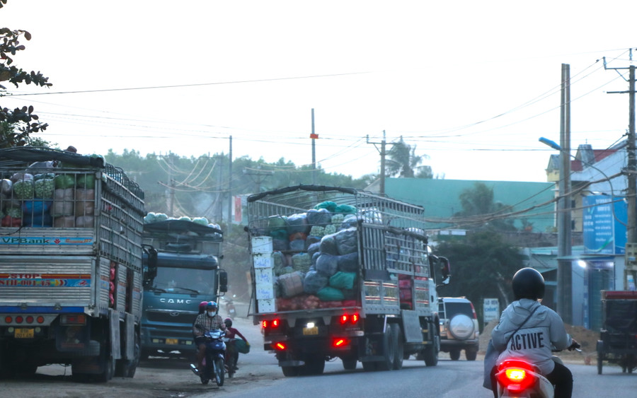 Mỗi ngày, từ 16-19 giờ, có rất nhiều xe tải tập trung vận chuyển, bốc xếp nông sản. Ảnh: Ngọc Minh