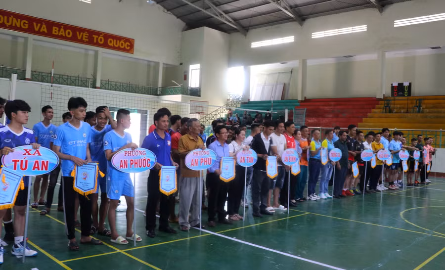 Giải vô địch bóng chuyền nam thị xã An Khê năm 2024 thu hút sự tham gia của hơn 180 vận động viên thuộc 12 đội đến từ các cơ quan, ban, ngành, trường học, lực lượng vũ trang và các xã, phường trên địa bàn thị xã. Ảnh: Ngọc Minh