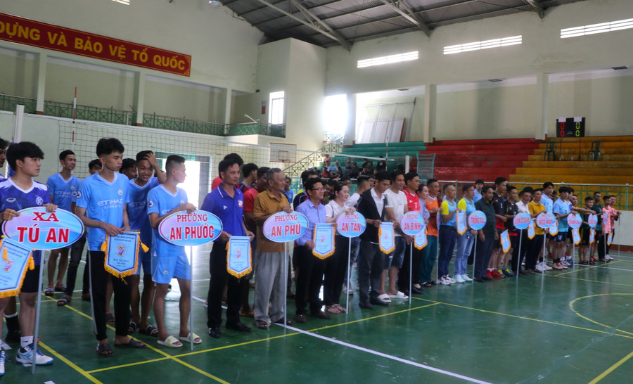 Giải vô địch bóng chuyền nam thị xã An Khê năm 2024 thu hút sự tham gia của hơn 180 vận động viên thuộc 12 đội đến từ các cơ quan, ban, ngành, trường học, lực lượng vũ trang và các xã, phường trên địa bàn thị xã. Ảnh: Ngọc Minh Giải vô địch bóng chuyền nam thị xã An Khê năm 2024 thu hút sự tham gia của hơn 180 vận động viên thuộc 12 đội đến từ các cơ quan, ban, ngành, trường học, lực lượng vũ trang và các xã, phường trên địa bàn thị xã. Ảnh: Ngọc Minh